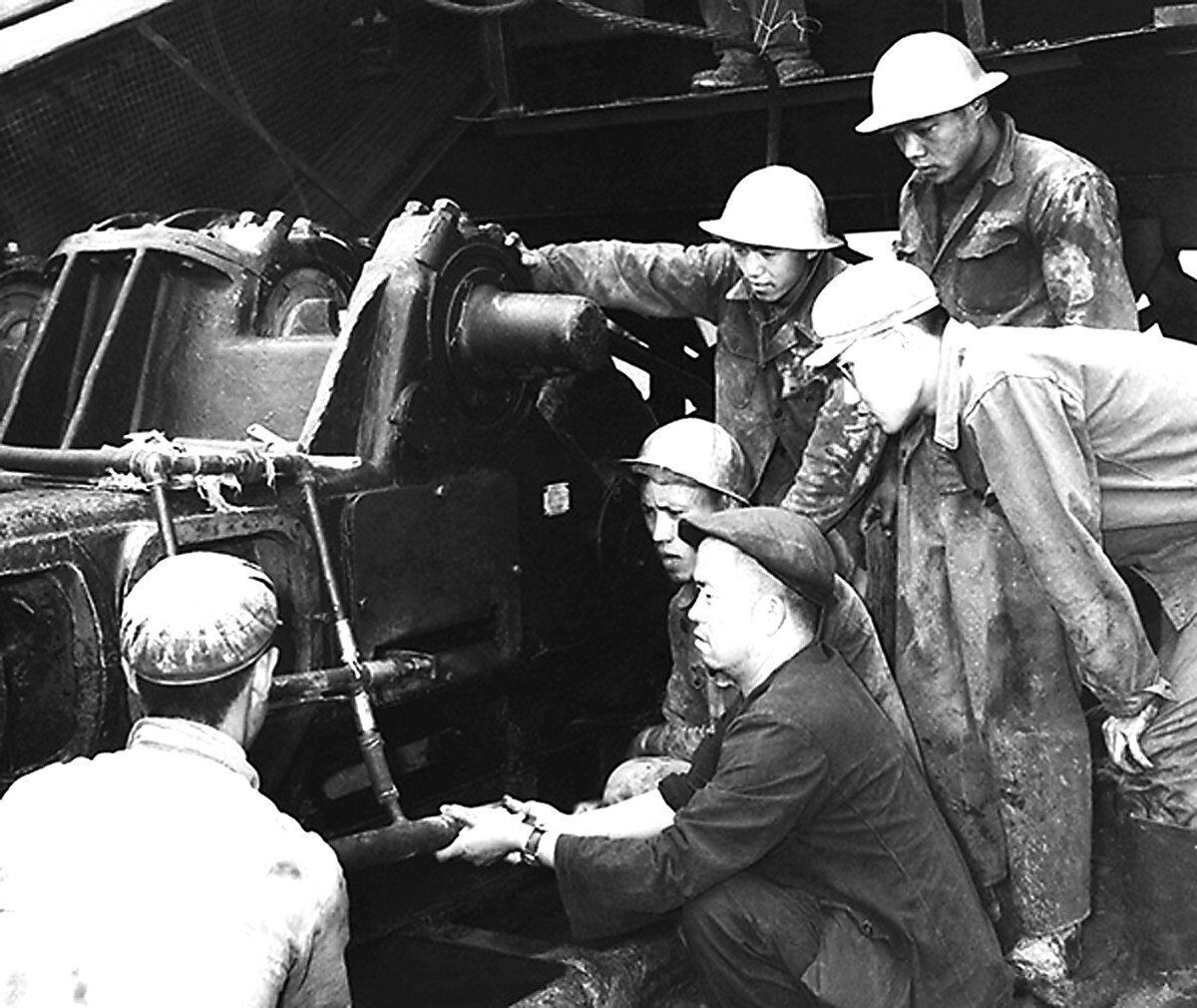 ▲王進喜帶領團隊研究改進泥漿泵。