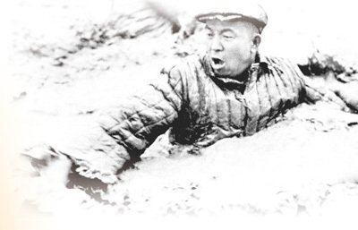 王進喜在用身體攪拌泥漿。